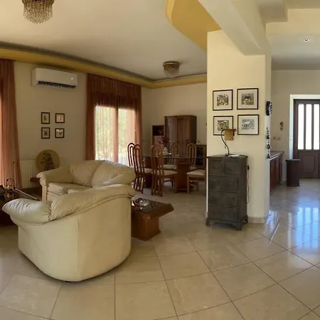 Luna's Summer House Kremastí